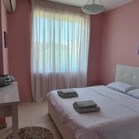 Freskia * Golem (Tirana)