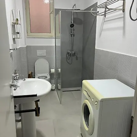 Freskia * Golem (Tirana)